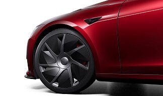 Tesla Model S Plaid красного цвета 2025 года на 21 колёсах фото 4