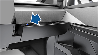 Открытый перчаточный ящик, в котором виден USB-A накопитель