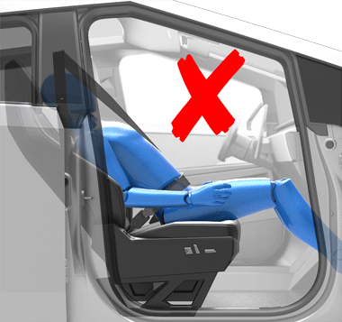 Человек сидит в автомобильном кресле неправильно, спинка откинута в лежачее положение