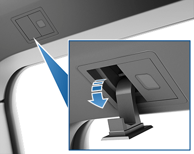 Расположение крючков для одежды со стрелкой, показывающей, что они откидываются вниз.