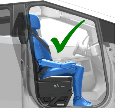 Человек сидит в автомобильном кресле правильно: плечи и спина прижаты к сиденью, ноги на полу, ремень безопасности пристегнут