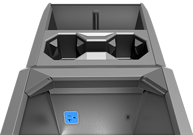 Центральная консоль с поднятым подлокотником, в отсеке видна розетка