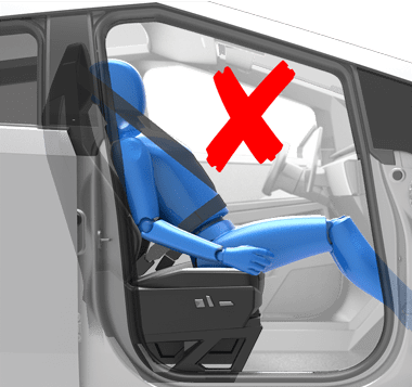 Человек сидит в автомобильном кресле неправильно, бедра находятся на переднем крае подушки сиденья