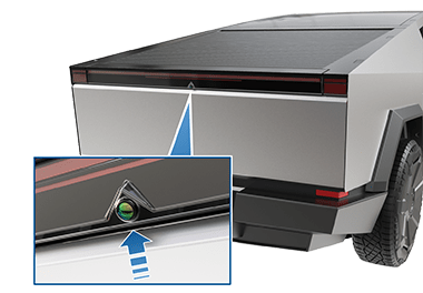 Внешний вид автомобиля сзади со стрелкой и увеличением, показывающим расположение камеры заднего вида