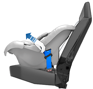 Детское кресло, установленное на сиденье, с рукой, тянущей за ремень безопасности.