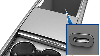 Передняя консоль с открытым передним отсеком, в котором видны два USB-порта на задней стенке отсека