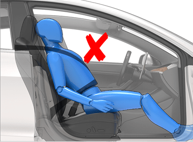 человек сидит на краю сиденья, с красным крестиком