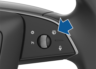 Правая сторона рулевого колеса со стрелкой, указывающей на кнопку стеклоочистителя