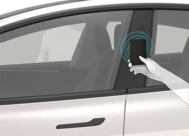 Изображение человека, прикладывающего ключ-карту к стойке двери со стороны водителя.