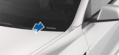 Стрелка указывает на табличку с VIN в верхней части приборной панели.