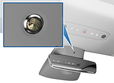 Увеличительная рамка с объективом камеры, указывающая на ее расположение над зеркалом заднего вида