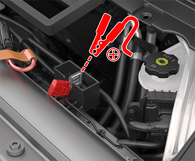 Положительный кабель низковольтного источника питания, подключенный к положительной пусковой клемме.