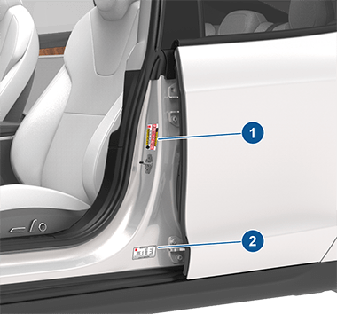 Две таблички на центральной стойке со стороны водителя, указывающие, какой вес может перевозить автомобиль