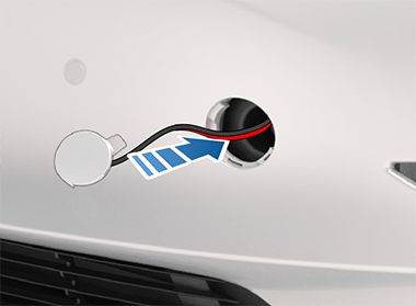 Стрелка, показывающая, как установить крышку буксировочной проушины.