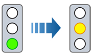 Светофор меняет цвет с зеленого на желтый