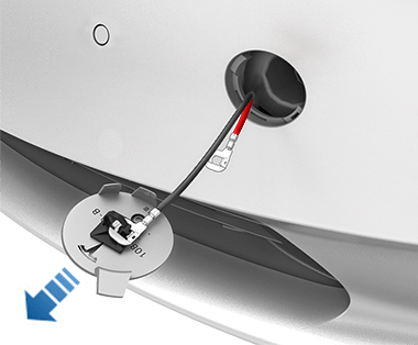 Крышка буксировочной проушины снята, видны клеммы.