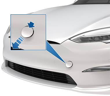 Передняя часть автомобиля со стрелками, указывающими, что нужно нажать на верхний правый угол крышки буксировочной проушины, чтобы ее снять.