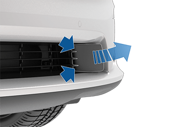 Передняя часть автомобиля с указателями на прорези крышки буксировочной проушины.