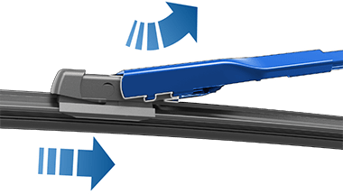 Крупный план щетки стеклоочистителя с двумя синими стрелками, показывающими, что нужно потянуть щетку вперед и вверх.