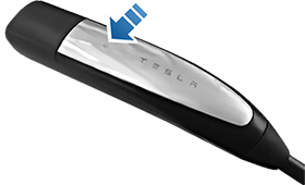 зарядный кабель со стрелкой, указывающей на кнопку.