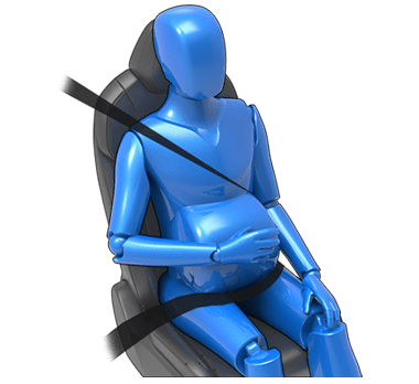 Беременная женщина с ремнем безопасности, расположенным между молочными железами и сбоку от живота