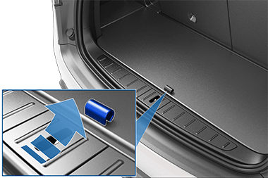 Задний багажник со стрелкой, указывающей на ручку полки багажника