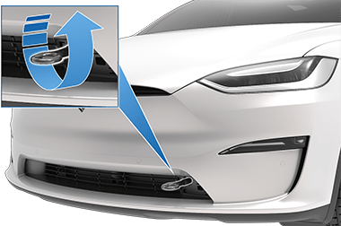 Передняя часть автомобиля с увеличенным изображением и стрелкой, указывающей на необходимость поворота буксировочной проушины против часовой стрелки для ее закрепления.