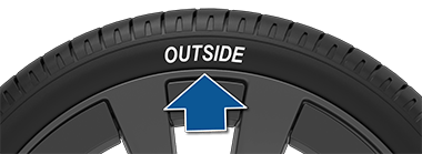 Стрелка указывает на слово "Outside" на боковине шины