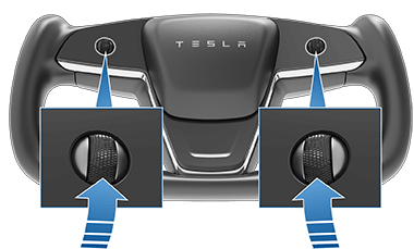 Штурвал с увеличенным изображением левой и правой кнопок прокрутки, на которые указывают стрелки вверх.
