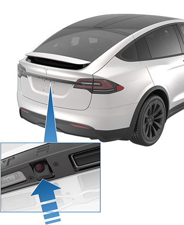 Задняя часть автомобиля с увеличенным изображением задней камеры.