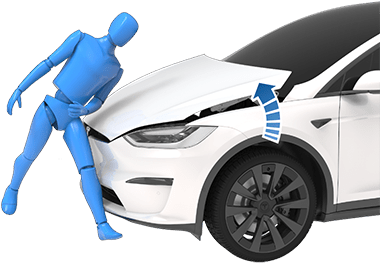 Автомобиль сталкивается с манекеном пешехода, стрелки показывают подъем капота.