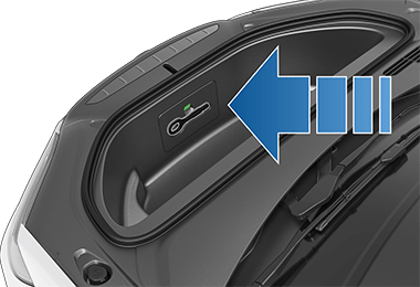 Стрелка указывает на буксировочную проушину в переднем багажнике.