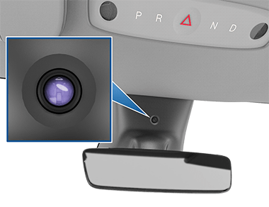 Увеличенное изображение объектива камеры с указанием его расположения над зеркалом заднего вида