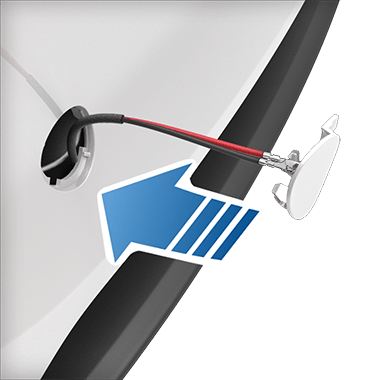 Стрелка показывает, как установить крышку буксировочной проушины.