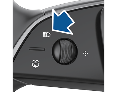 Крупный план кнопки дальнего света на рулевом колесе.