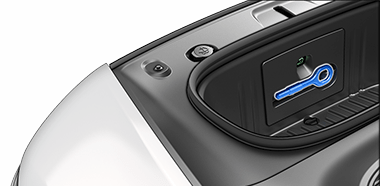 Стрелка, указывающая на буксировочную проушину в переднем багажнике.