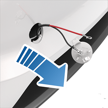 Снятая крышка буксировочной проушины с видимыми клеммами.