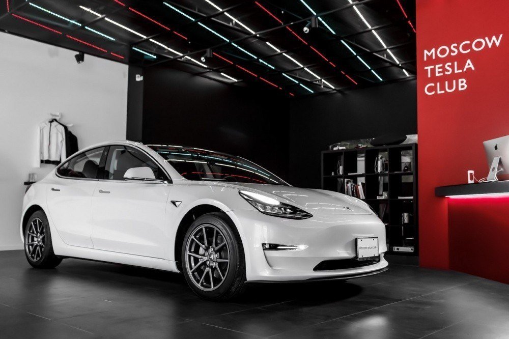 Фото - первая Tesla Model 3 в России