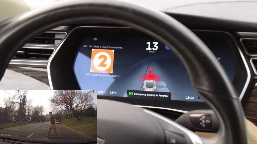 Обновление автопилота Tesla - автоматическое экстренное торможение со 145 км/ч