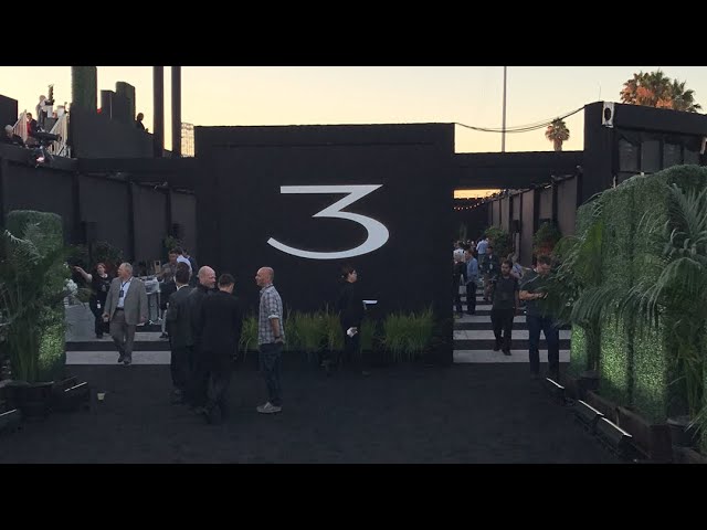 Tesla Model 3 - в лаундже перед началом презентации 28 июля 2017 в Калифорнии