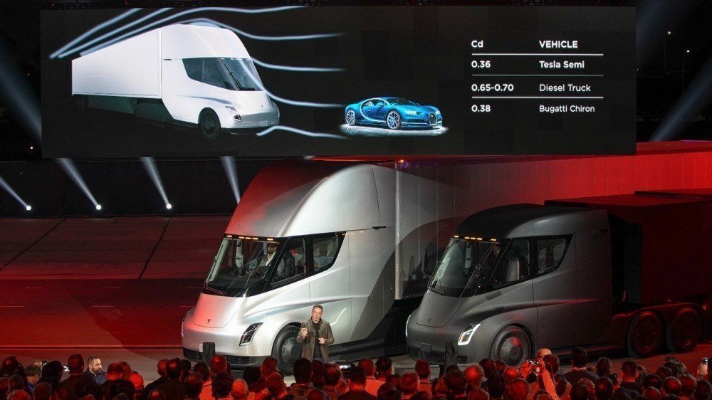 Разгон Tesla Semi с трейлером попал на видео
