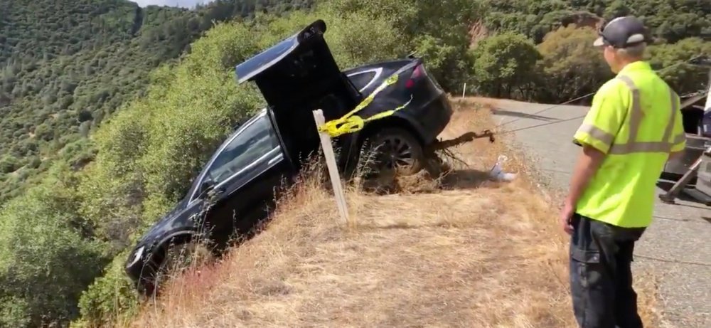Tesla Model X вылетел с дороги в обрыв, автопилот спас ситуацию
