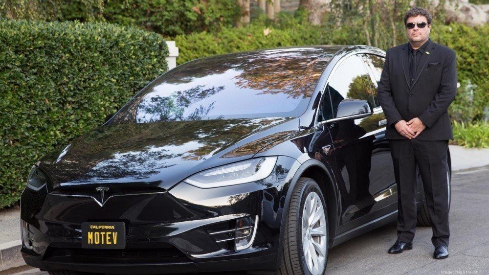 Номинанты премии Оскар 2017 прибывали на церемонию на Tesla Model X и Model S от Моргана Фримена