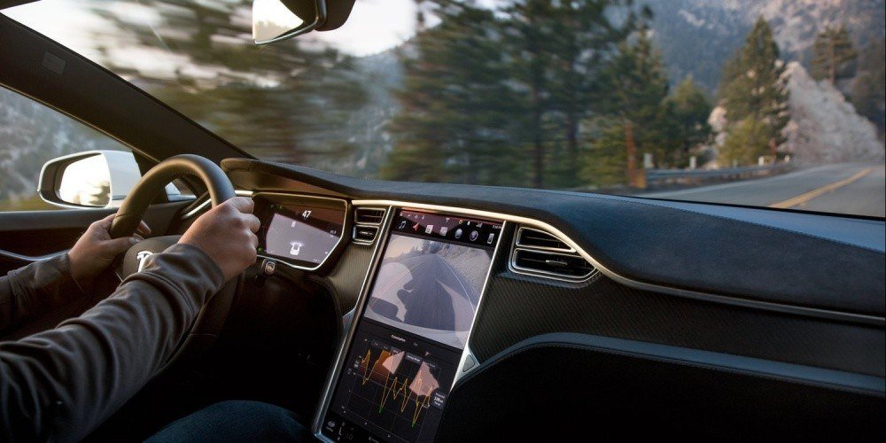 Новое обновление прошивки Tesla - более тонкое управление гаражными воротами и комфортная настройка климат-контроля