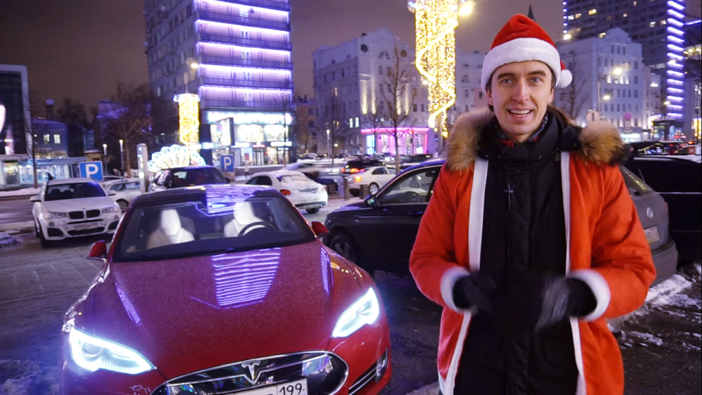 Дарим подарки на улицах Москвы. Новый Год с Moscow Tesla Club