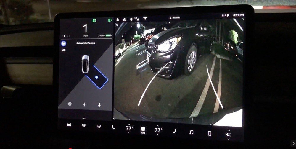 Автопарковка Tesla Model 3 на видео