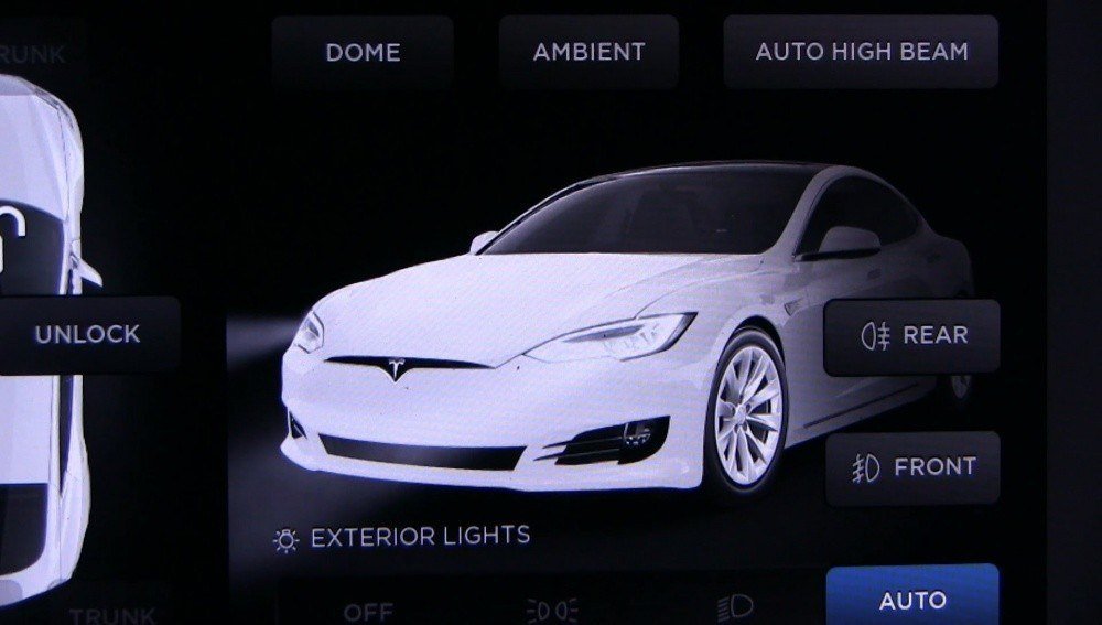 Tesla получили функцию коррекции дальнего света фар в последнем обновлении прошивки