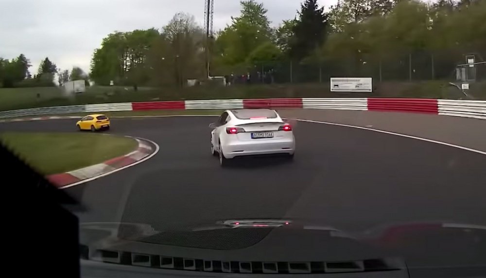 Tesla Model 3 на гоночной трассе Nordschleife - видео