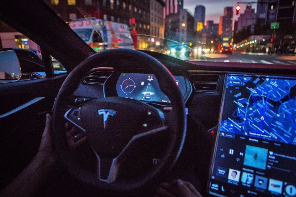 Tesla смягчает ограничение скорости в автопилоте нового поколения