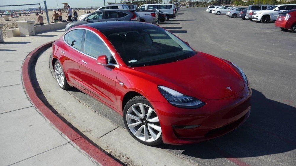 Видео - Model 3 Performance жжет резину на площадке